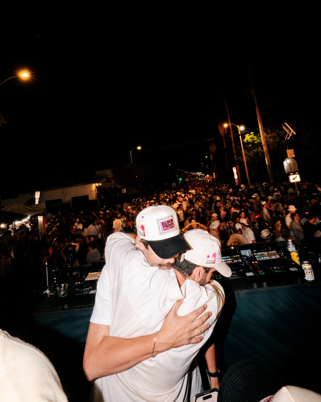 A hug on stage over the crowd